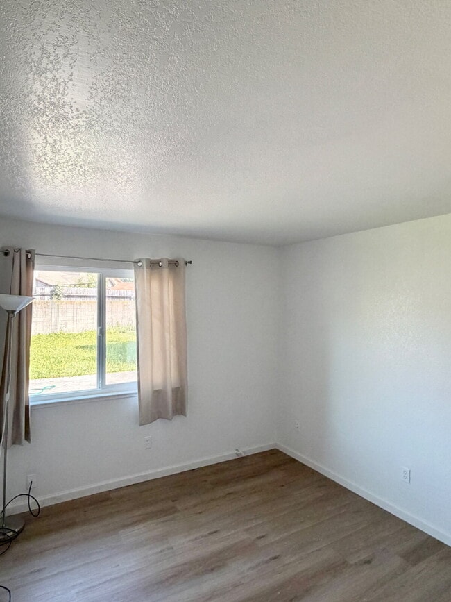 Building Photo - 3 bed 2 bath home vaulted ceilings close to hwy 80