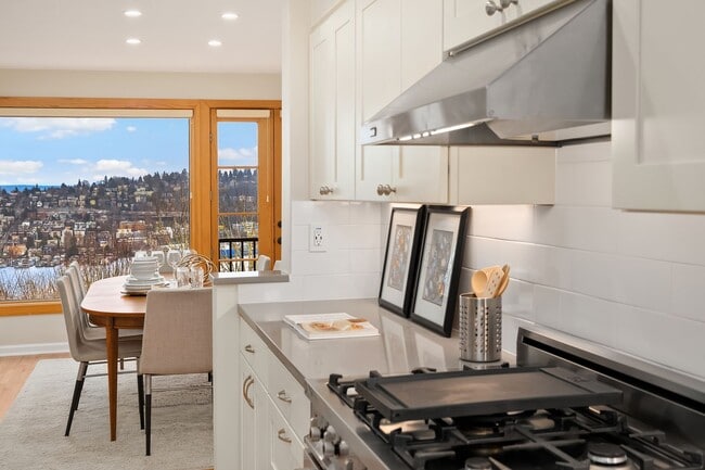 Building Photo - Queen Anne Home