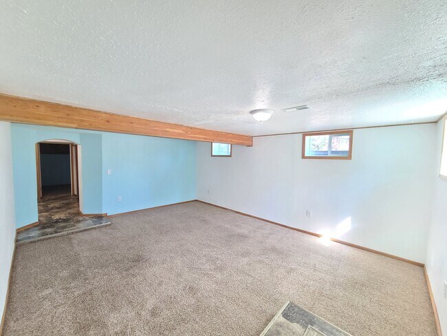 Building Photo - $2,200- 4 Bed / 2 Bath House on an Almost Acre Lot in Spokane Valley