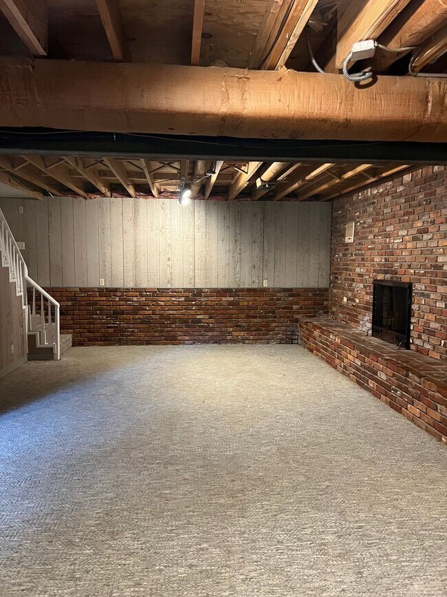Building Photo - Single Family Home on almost an acre, 4 be...