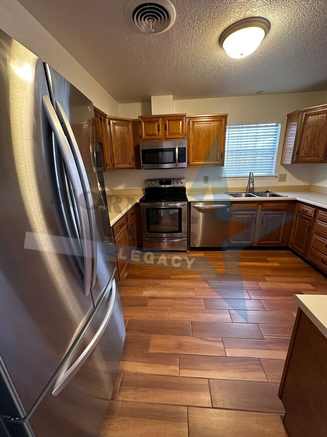 Building Photo - Large 2 bedroom with sunroom in immaculate condition.  Telshor neighborhood with garage!