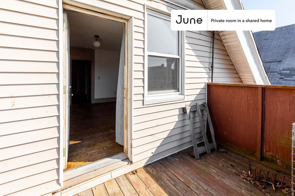 Building Photo - Private bedroom in 3 bed/1 bath Home
