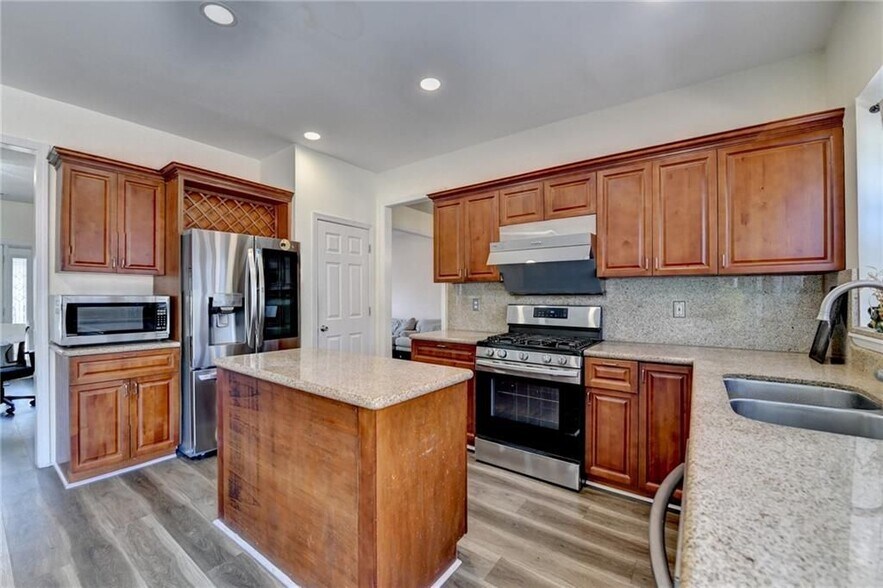 Building Photo - 435 Leasingham Way