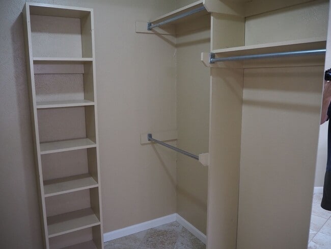 Building Photo - 1934 Maxwell Dr