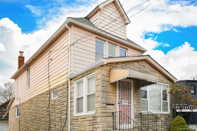 Building Photo - 24-10 Gillmore St