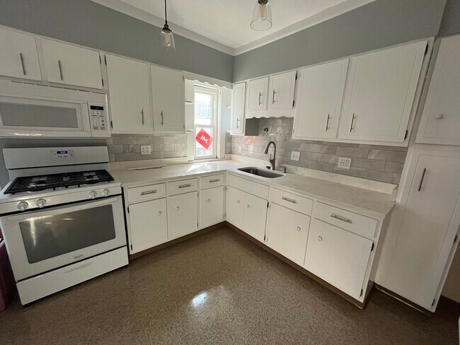 Building Photo - 62 Brookside Ave