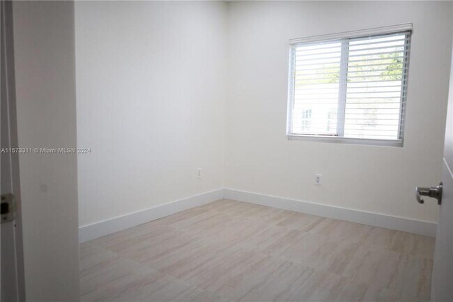 Building Photo - 3 bedroom in Miami FL 33142