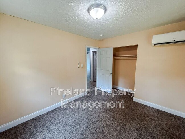 Building Photo - 2108 Rogers Dr