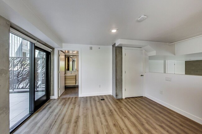 Building Photo - 2 bed/2 bath Loft with Private Patio on Ma...