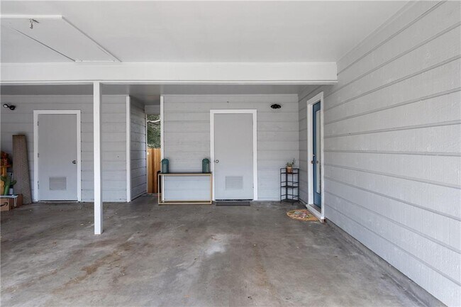 Building Photo - 4908 Rowena Ave