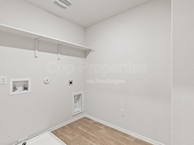 Building Photo - 374 Wayne Way