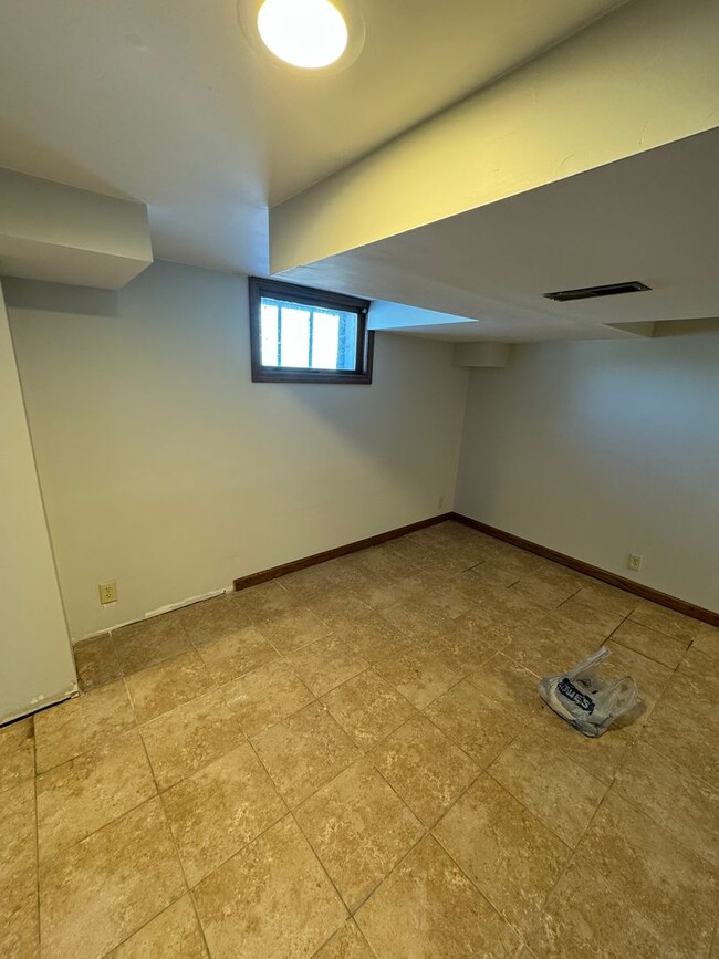 Building Photo - Updated 2bd/2ba Central Dav with Bonus rooms