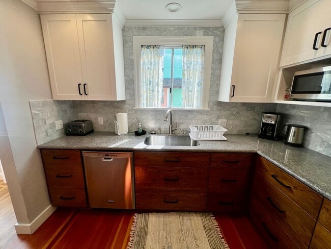 Building Photo - Charming Furnished Home in PG available May 01, 2026!