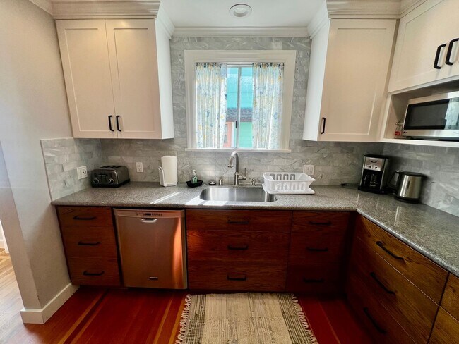 Building Photo - Charming Furnished Home in PG available NOW!