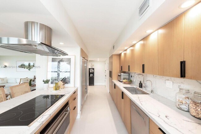 Building Photo - 1121 Crandon Blvd