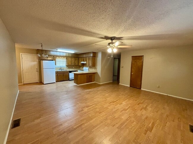 Building Photo - Introducing a charming 2-bedroom, 1-bathroom house in the desirable location of Russellville, AR.