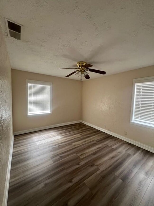 Building Photo - Beautiful 2 Bed and 1 Bath Home with 1 Car Garage Rent $1,995.00