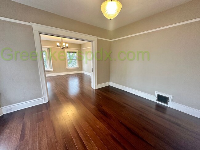 Building Photo - Beautiful Top Floor of Duplex in SW Portland