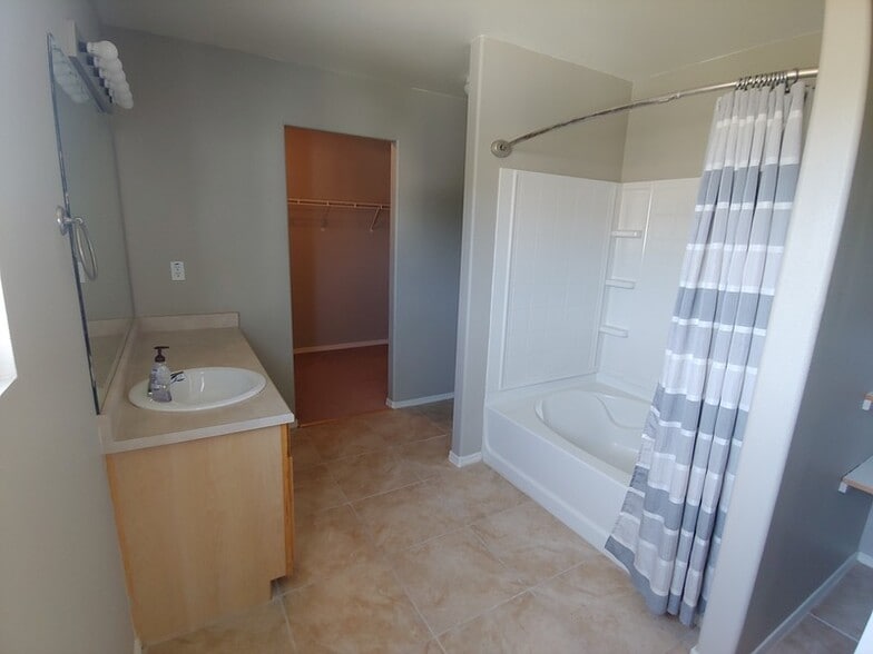 Building Photo - 1093 W 300 S