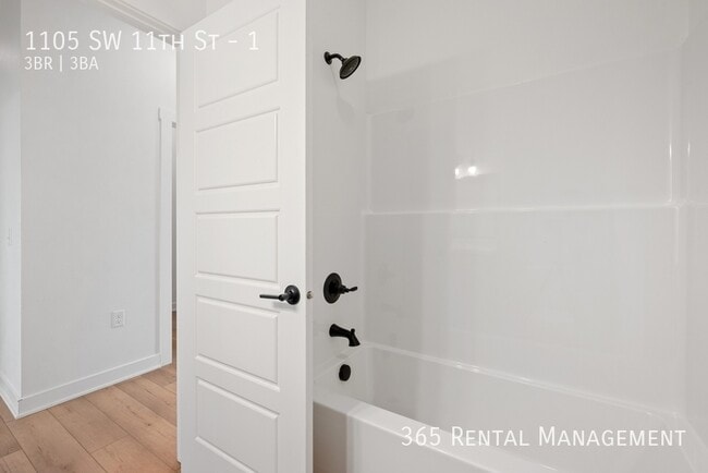 Building Photo - 1105 SW 11th St
