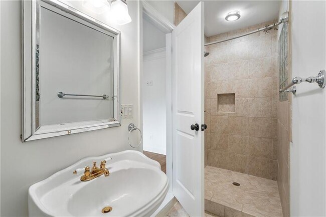 Building Photo - 2468 Ridgeway Dr
