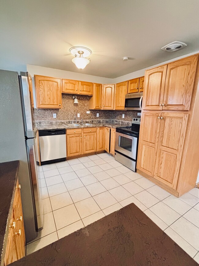 Building Photo - 607 Coach Light Ln