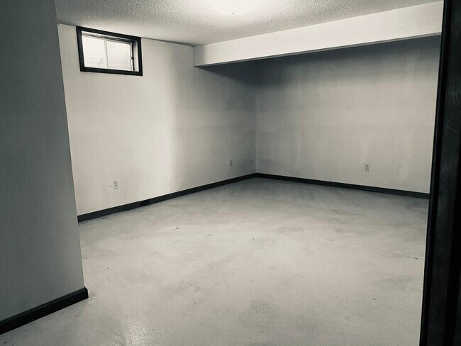 Building Photo - 41 E Hinton Rd