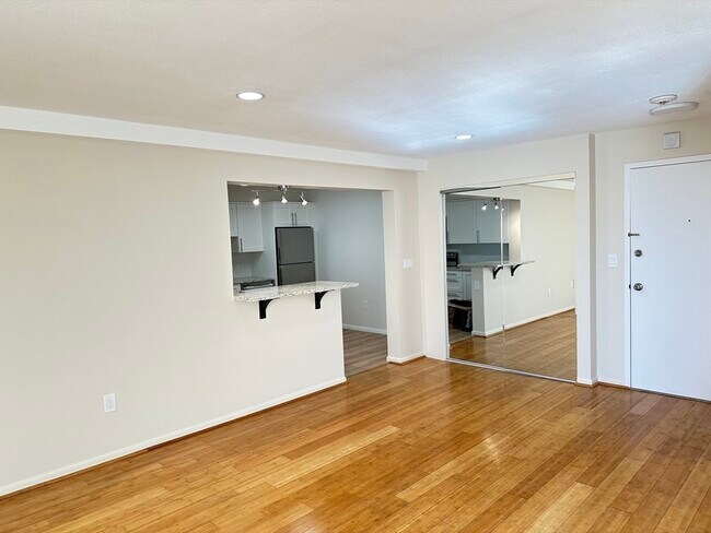 Building Photo - 1004 Paradise Rd