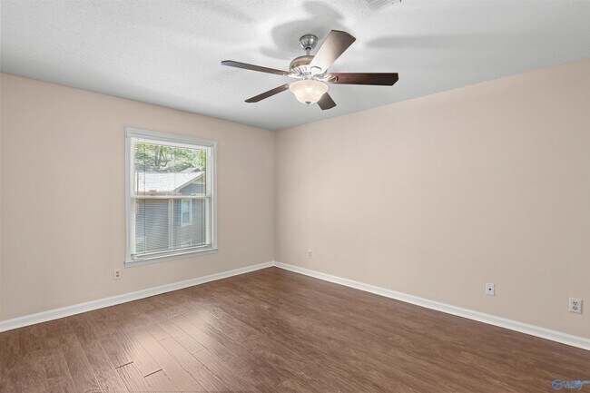 Building Photo - 2058 Woodlawn Dr SW