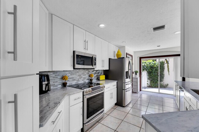 Building Photo - 6362 Brava Way