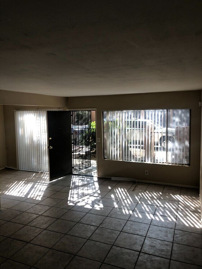 Building Photo - This Townhouse is located minutes from the freeway!