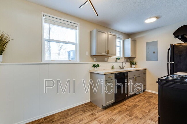 Building Photo - 713 N Dougherty Ave