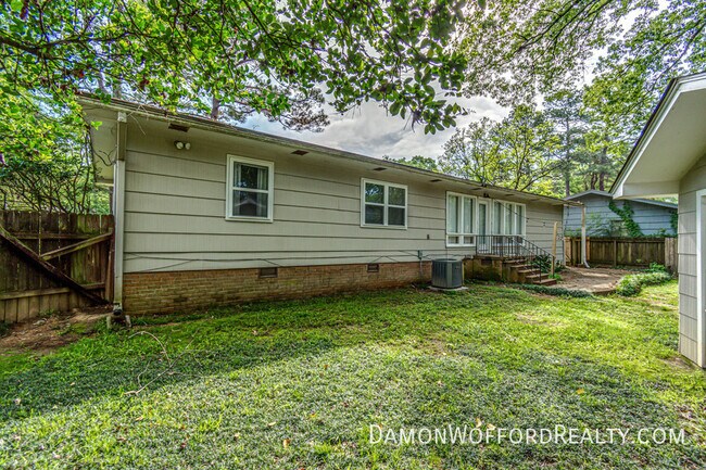 Building Photo - 1827 Parkridge Dr