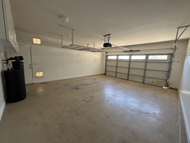 Building Photo - Gilbert Four Bedroom