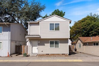 Building Photo - 3Bed/1.5 Bath House available