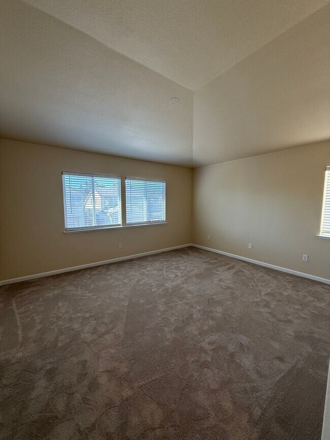 Building Photo - Come Check out this Lovely 4 Bedroom 2.5 B...
