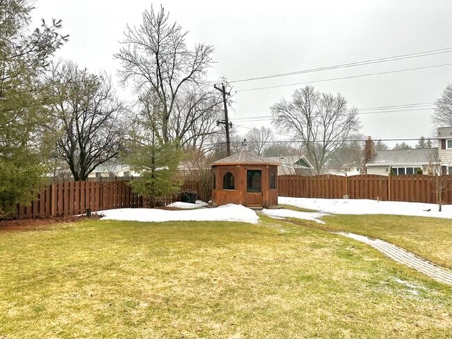 Building Photo - Beautiful / Spacious 3 Bed 3 Bath Ranch Style Single Family Home!