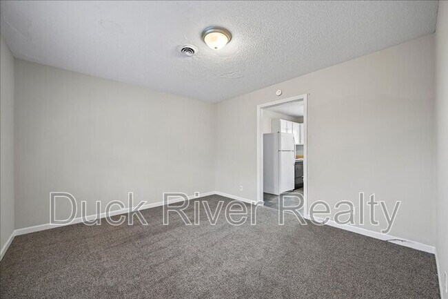 Building Photo - 525 Woods Dr