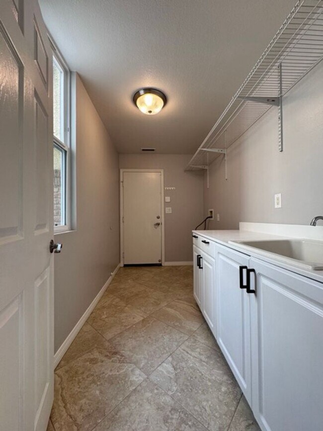 Building Photo - Discover this beautifully upgraded 5 bedro...