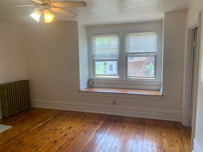 Building Photo - Spacious Two Story duplex on Walnut Street!