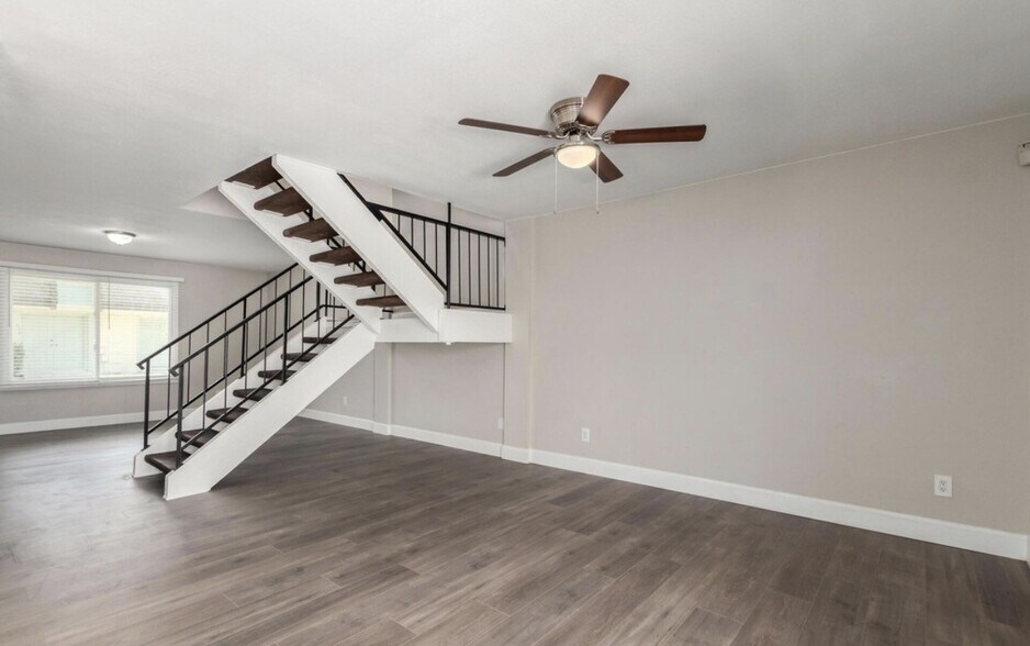 Building Photo - 1623 E Malibu Dr