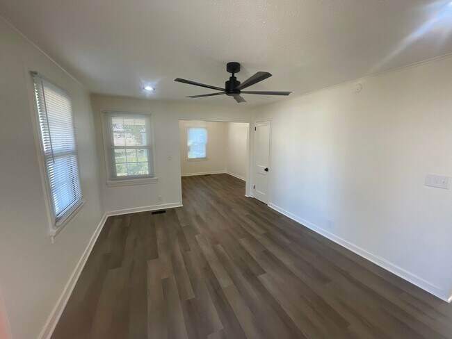 Building Photo - Renovated 2 Bedroom Home for Rent in Kingsport TN | Modern Kitchen