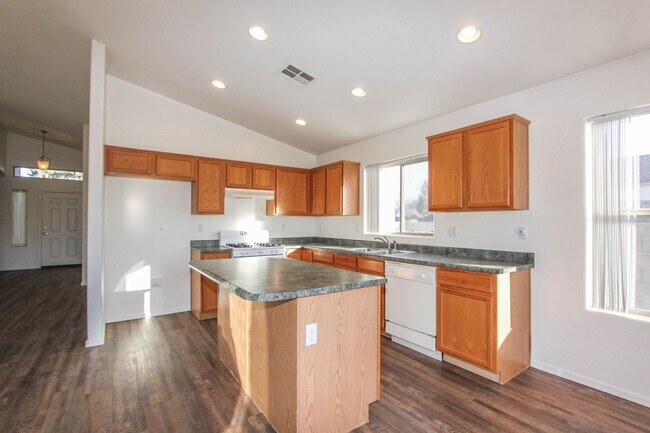 Building Photo - Viewpoint North - Three Bedroom Home