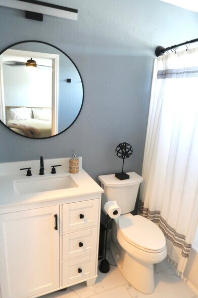 Primary en-suite bathroom - 500 Rolling Oak Dr