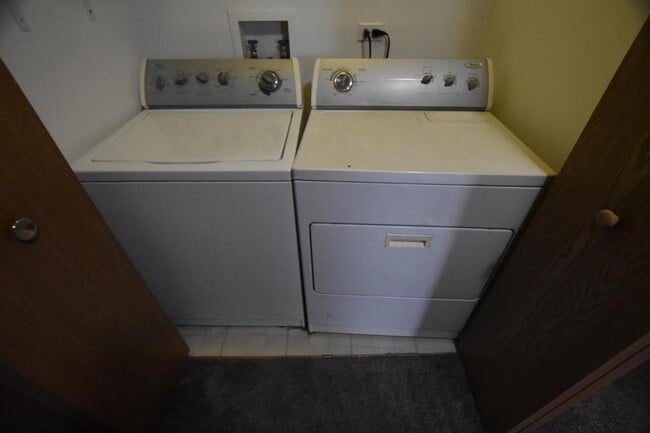 Building Photo - 24 Waterbury Cir