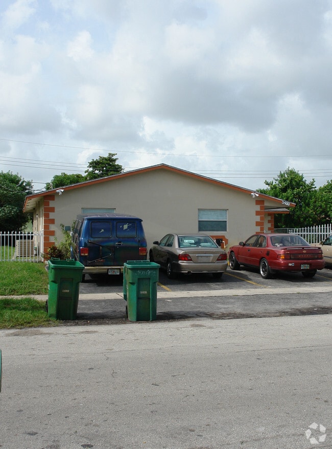 Building Photo - 5400 NW 17th Ct