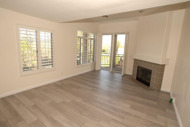 Building Photo - 580 Camino De La Reina