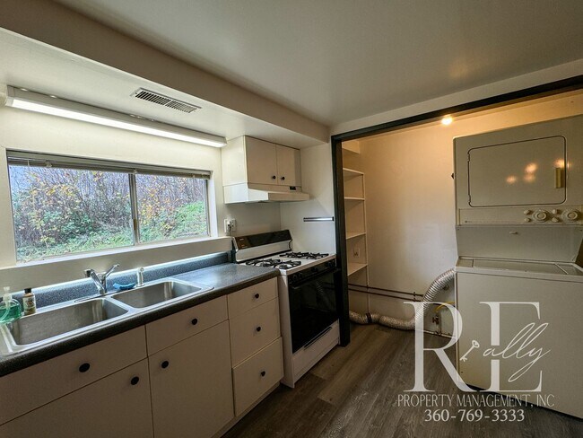 Building Photo - Charming Vintage Retreat with Stunning Views in Port Orchard