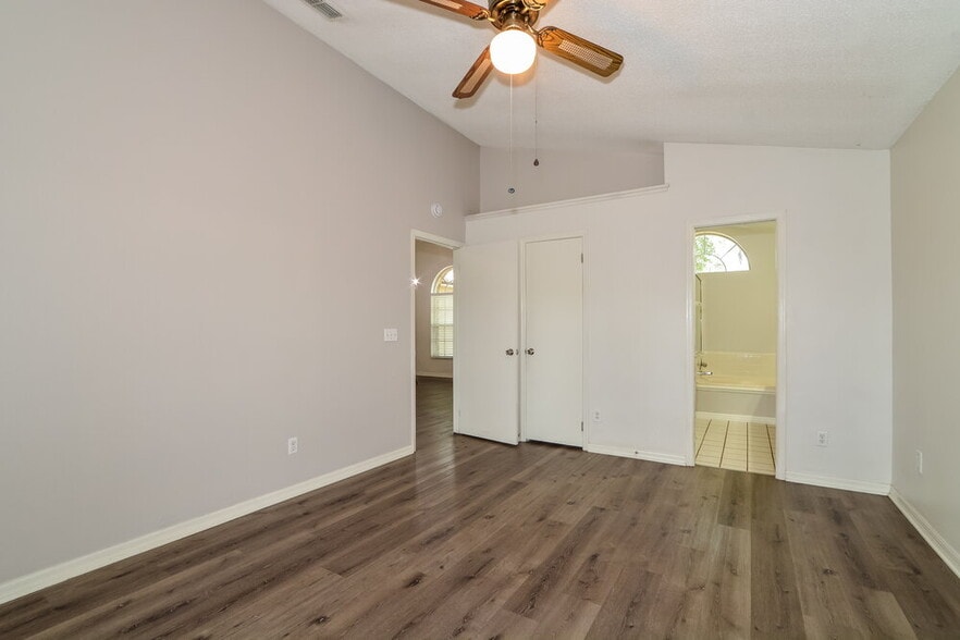 Building Photo - 502 Valencia Pl Cir