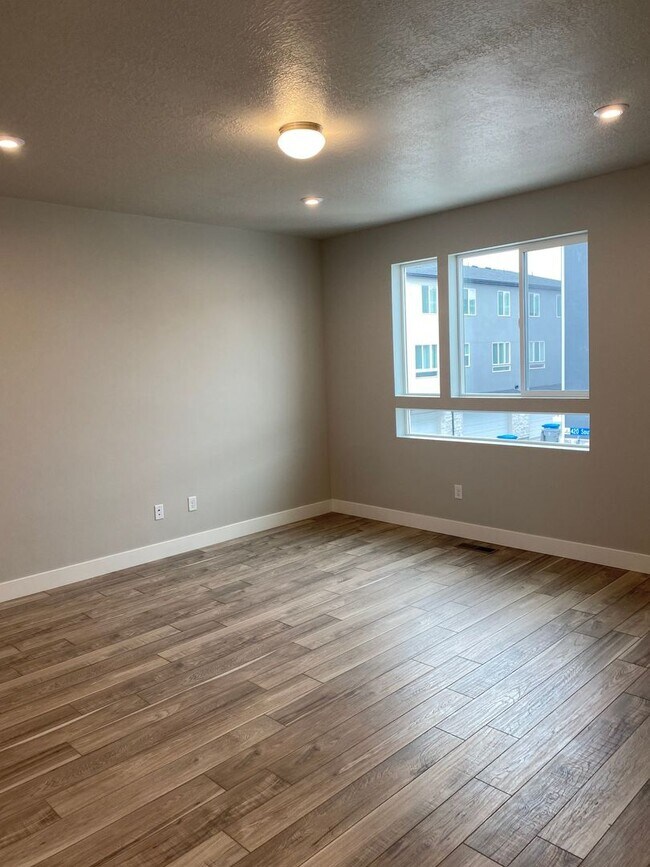 Building Photo - 2 WEEKS FREE - New 4 Bed 3 Bath Townhome Available mid-July in American Fork!